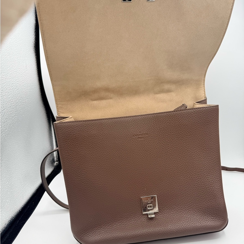 Louis Vuitton Volta bag in Taurillon leather - Picture 8 of 16